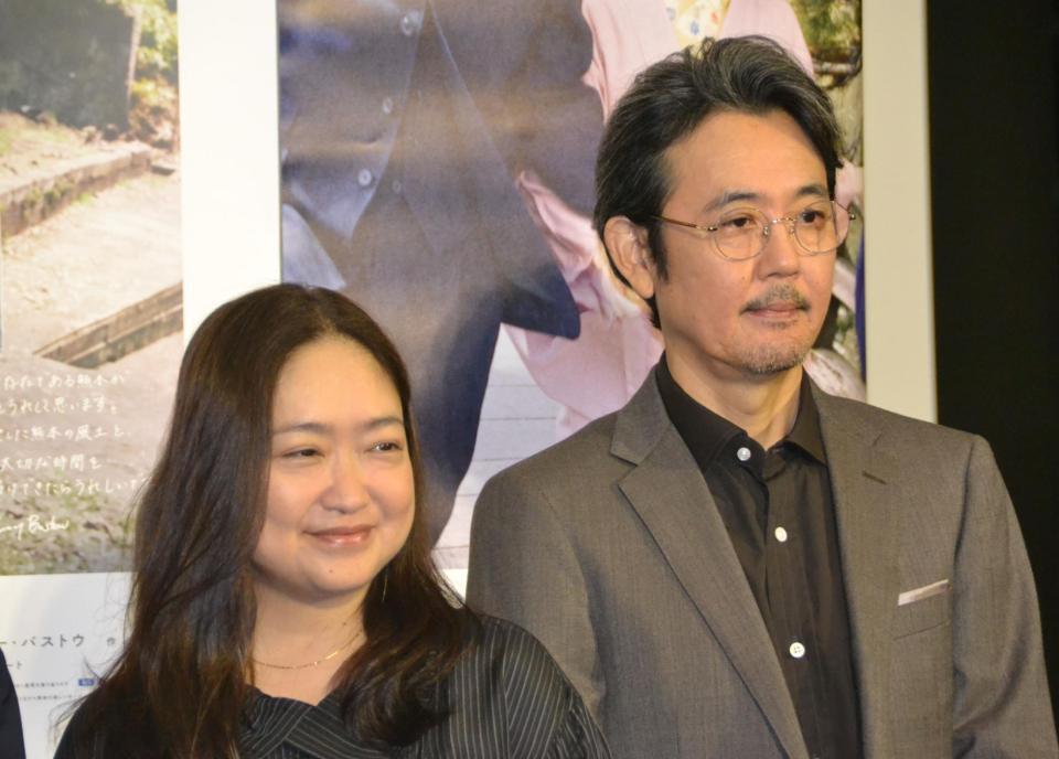 　連続テレビ小説「ばけばけ」試写会に登場した池脇千鶴（左）と岡部たかし