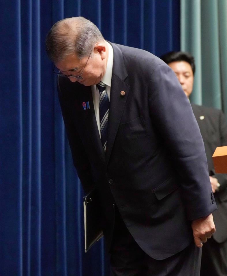 記者会見を終え、一礼する石破首相＝７日