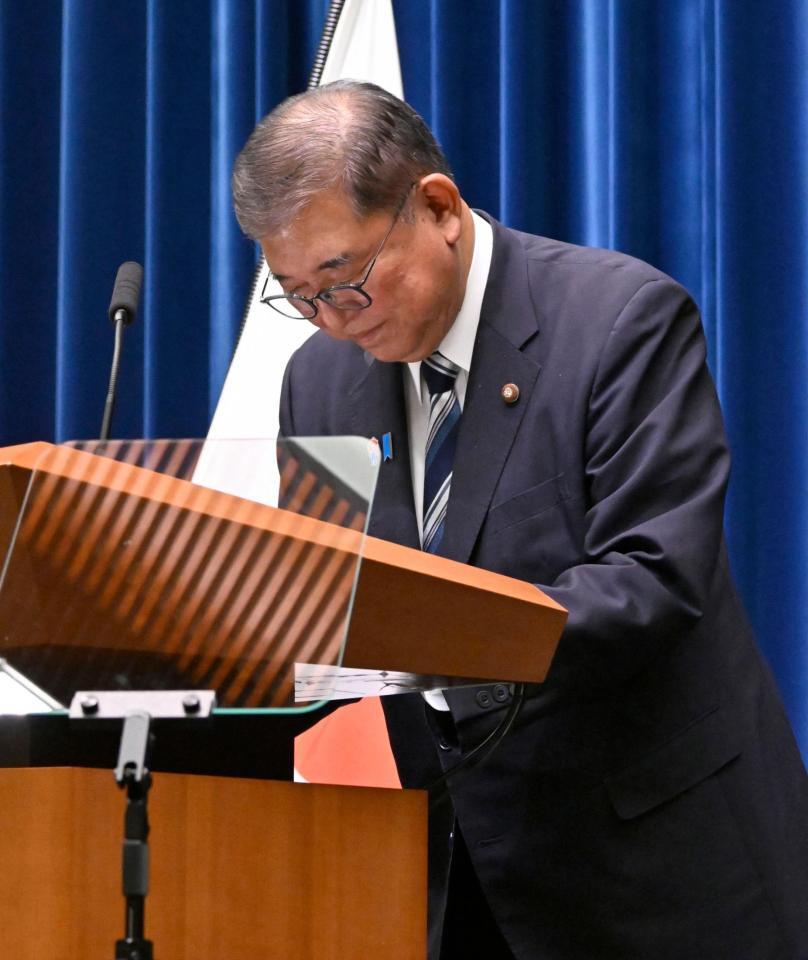 記者会見を終え、一礼する石破首相＝７日