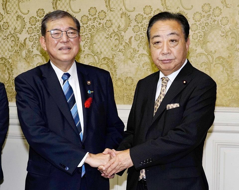 　立憲民主党の野田代表（右）にあいさつ回りをする石破茂首相＝２０２４年１０月