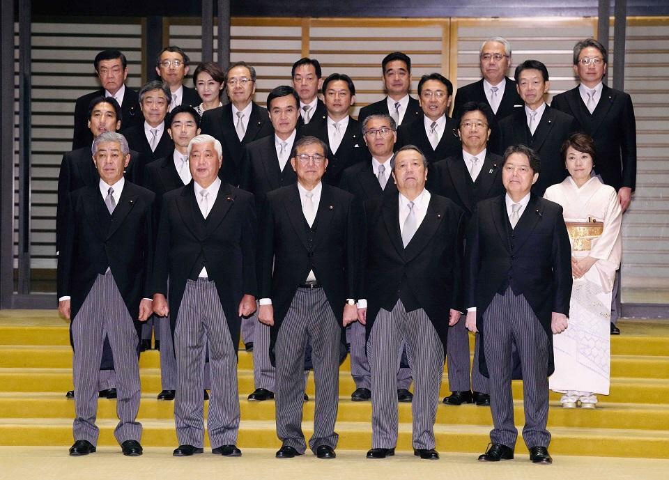　任命式と認証式を終え、記念写真に納まる石破茂首相（前列中央）と閣僚ら＝２０２４年１０月