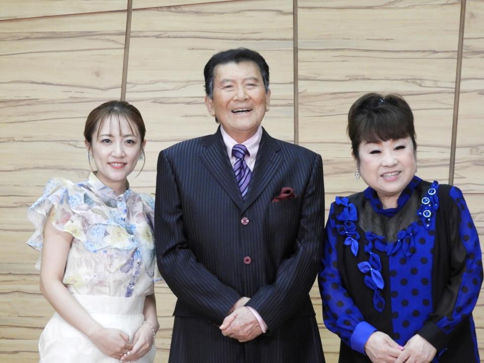 　取材会に出席した（左から）高橋みなみ、里見浩太朗、天童よしみ