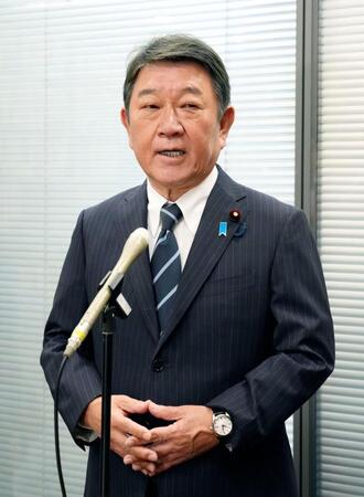 国会内で取材に応じる自民党の茂木前幹事長。総裁選に立候補する意向を表明した＝８日午前