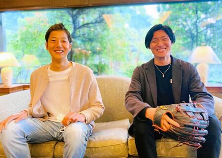 　横田慎太郎さん（左）と親交のあった主演の松谷鷹也　