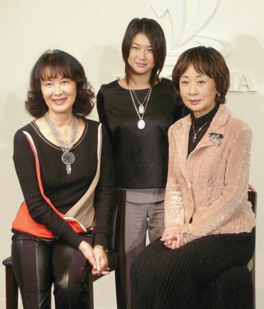 　「母とママと、私。－１０年目の再会－」の記者会見に出席した岸恵子、夏川結衣、吉行和子さん（左から）＝２００７年