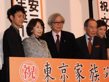 　「東京家族」の完成披露試写会に登場した（左から）妻夫木聡、吉行和子さん、山田洋次監督、橋爪功、蒼井優＝２０１２年
