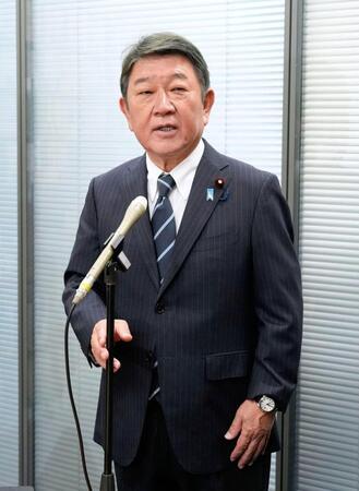 　国会内で取材に応じる自民党の茂木前幹事長＝８日