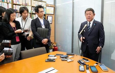 　国会内で取材に応じる茂木前幹事長＝８日