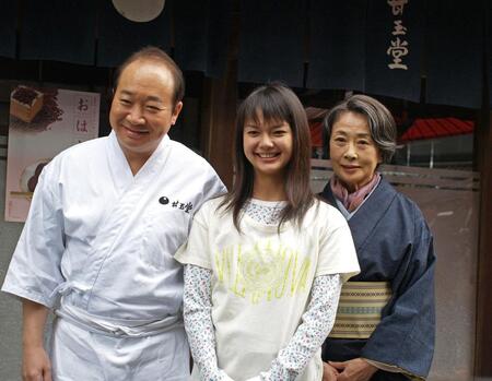 　ＮＨＫ朝の連ドラ「つばさ」　撮影序盤にも息のあった様子の（左から）中村梅雀、多部未華子、吉行和子さん＝２００８年