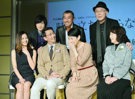 　和やかムードで談笑する（前列左から）黒木メイサ、中井貴一、樋口可南子、吉行和子さん、（後列左から）神木隆之介、柳葉敏郎、橋爪功＝２０１４年