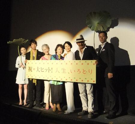 　舞台あいさつした（左から）村川絵梨、平岡祐太、中尾ミエ、吉行和子さん、富司純子、藤竜也、御法川修監督＝２０１１年