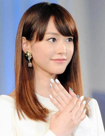 　さすがの美しさ。お気に入りのネイルを披露する当時の桐谷美玲＝２０１４年撮影