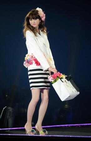 　さすがの美しさ。ランウェイを歩く当時の桐谷美玲＝２０１５年撮影