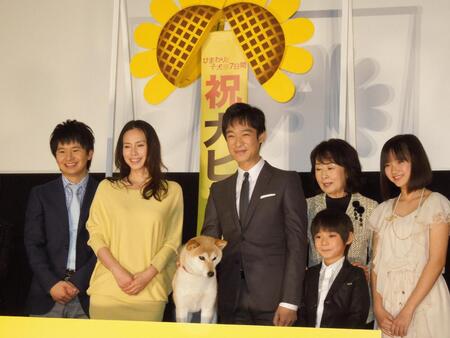 　舞台あいさつした（左から）オードリーの若林正恭、中谷美紀、堺雅人、吉行和子さん、近藤里沙、藤本哉汰＝２０１３年
