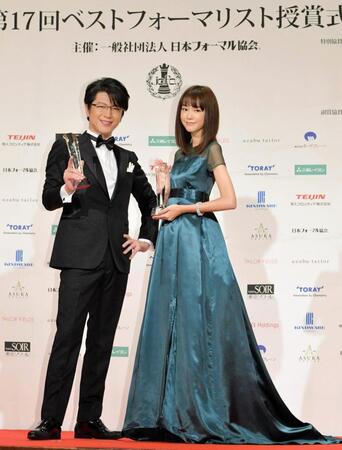 　第１７回ベストフォーマリスト賞２０１６で受賞した及川光博と桐谷美玲＝２０１６年撮影