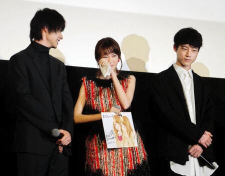 　舞台あいさつで号泣する桐谷美玲＝２０１５年撮影