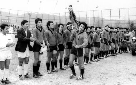 　ドラマ「スクールウォーズ」のモデルになった伏見工フィフティーン（左から３人目が平尾誠二さん）＝８１年１月、花園ラグビー場