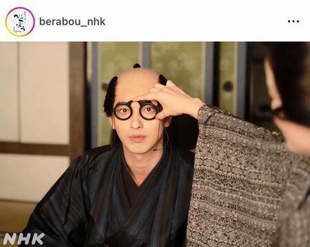 おていさんのメガネをつける蔦重ｗ　大河ドラマ「べらぼう～蔦重栄華乃夢噺～」のインスタグラム＠ｂｅｒａｂｏｕ＿ｎｈｋより