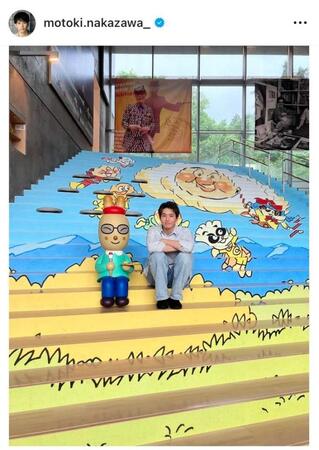 　やなせさんのキャラクター隣にちょこん。中沢元紀のインスタグラム＠ｍｏｔｏｋｉ．ｎａｋａｚａｗａ＿より