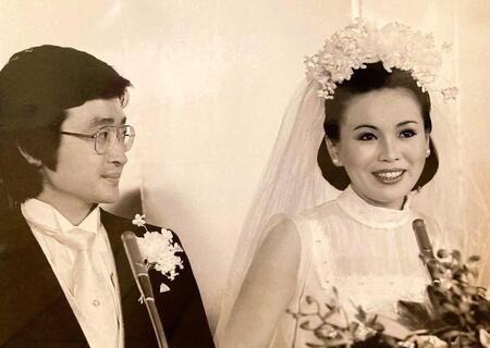１９７７年５月、結婚式で。会見した上沼真平さんと上沼恵美子