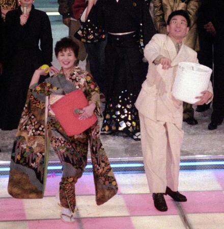 １９９５年、紅白歌合戦で司会を務めた上沼恵美子（左）と古館伊知郎