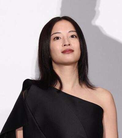 広瀬すず、大胆肩見せドレスで登場　映画撮影で一生分泣いた話も「枯れてました（笑）」