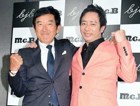 イベントで肩を組みでガッツポーズを決める石田純一（左）いしだ壱成＝２０２４年撮影