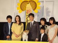　舞台あいさつした（左から）オードリーの若林正恭、中谷美紀、堺雅人、吉行和子さん、近藤里沙、藤本哉汰＝２０１３年