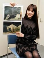 　自筆のチョークアートを披露する松下萌子（２０１７年１月）