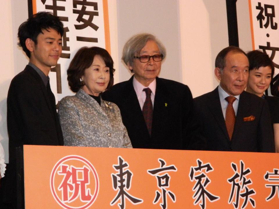 　「東京家族」の完成披露試写会に登場した（左から）妻夫木聡、吉行和子さん、山田洋次監督、橋爪功、蒼井優＝２０１２年