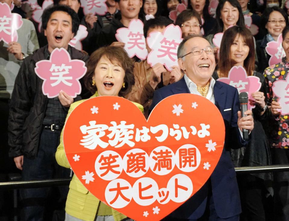 　舞台あいさつを行った吉行和子さん（左）と橋爪功＝２０１６年