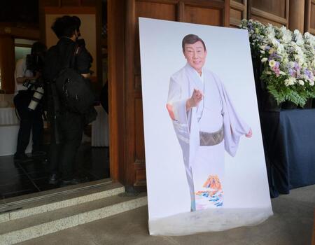 　飾られた橋幸夫さんの写真パネル（撮影・伊藤笙子）