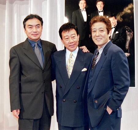 　（右から）「御三家」の舟木一夫、橋幸夫さん、西鄕輝彦さん＝２０００年７月撮影