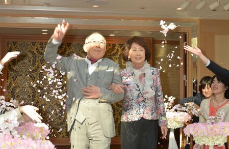 映画「家族はつらいよ」公開直前イベントでフラワーシャワーを浴びる吉行和子さん（右）＝１６年３月