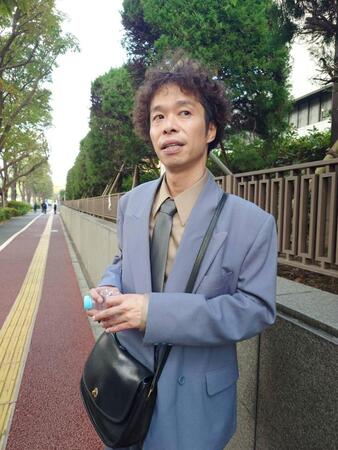 　口頭弁論後に取材に応じる渡邊センス