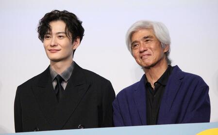 　舞台あいさつに登壇した岡田将生（左）と佐藤浩市