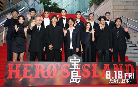 　（前列左から）瀧内公美、塚本晋也、窪田正孝、妻夫木聡、広瀬すず、永山瑛太、中村蒼（後列同）大友啓史監督、村田秀亮、木幡竜、栄莉弥、尚玄、奥野瑛太、デリック・ドーバー（撮影・佐々木彰尚）