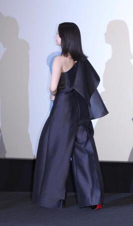 　会場を後にする広瀬すず（撮影・佐々木彰尚）