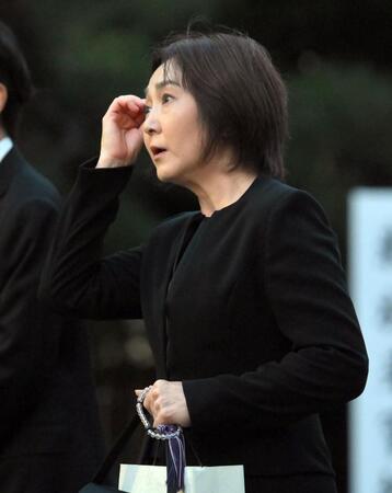 　橋幸夫さんの葬儀に参列した生稲晃子（撮影・伊藤笙子）