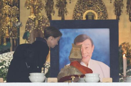 　故・橋幸夫さんの告別式であいさつをする真由美夫人（撮影・佐々木彰尚）