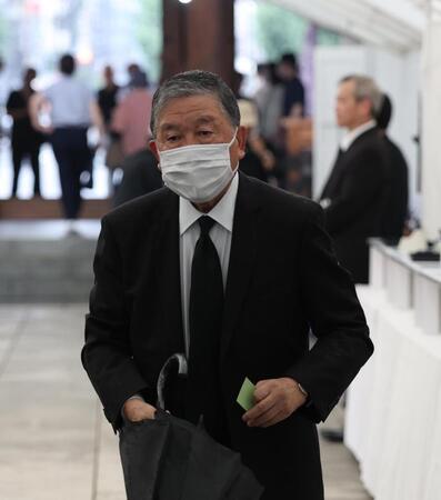 　故・橋幸夫さんの項別式に参列した徳光和夫氏（撮影・佐々木彰尚）