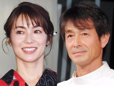 　内山理名（左）と吉田栄作