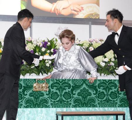 　生前葬で柩から起き上がるデヴィ夫人（撮影・西岡正）