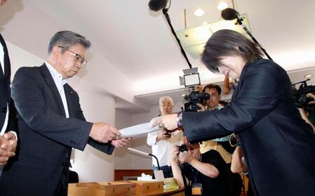 　静岡県伊東市議会の解散通知書を中島弘道議長（左）に手渡す田久保真紀市長