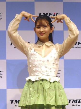 　笑顔で猫耳ポーズを決める畑芽育