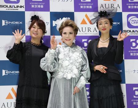 　並んで手を振る（左から）はるな愛、デヴィ夫人、神田うの（撮影・西岡正）