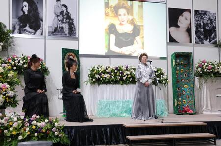 　生前葬イベントであいさつするデヴィ夫人（撮影・西岡正）