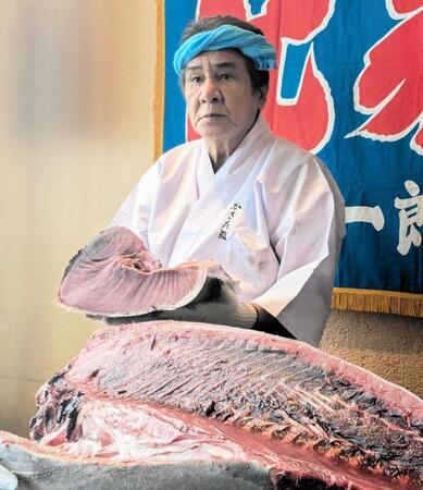 　マグロ解体ショーを行う鳥羽一郎