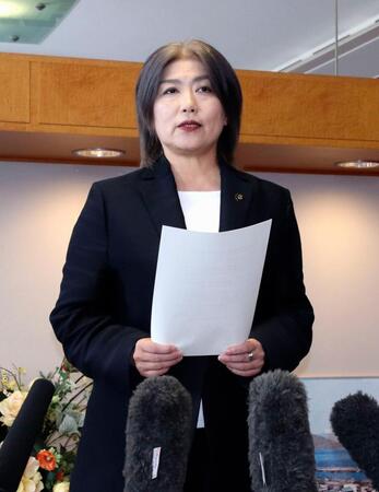 　静岡県伊東市議会を解散し、記者団の取材に応じる田久保真紀市長