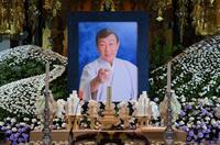 　祭壇に飾られた橋幸夫さんの遺影（撮影・伊藤笙子）